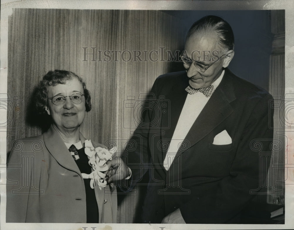 1952 Press Photo WG Brumder admires Fanny Christnacht&#39;s Quarter Century Club pin- Historic Images