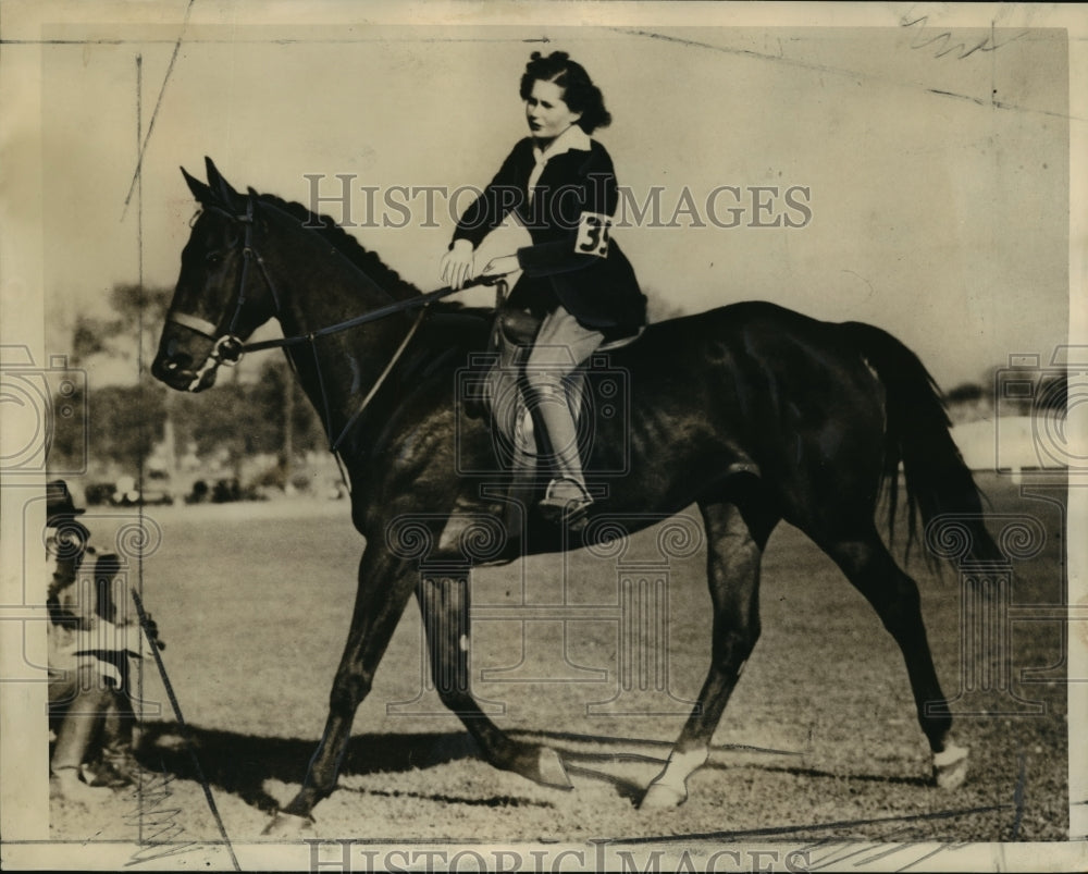 1939 Press Photo Miss Jeannette Berssenbrugge in charity Horse Show at Madison- Historic Images