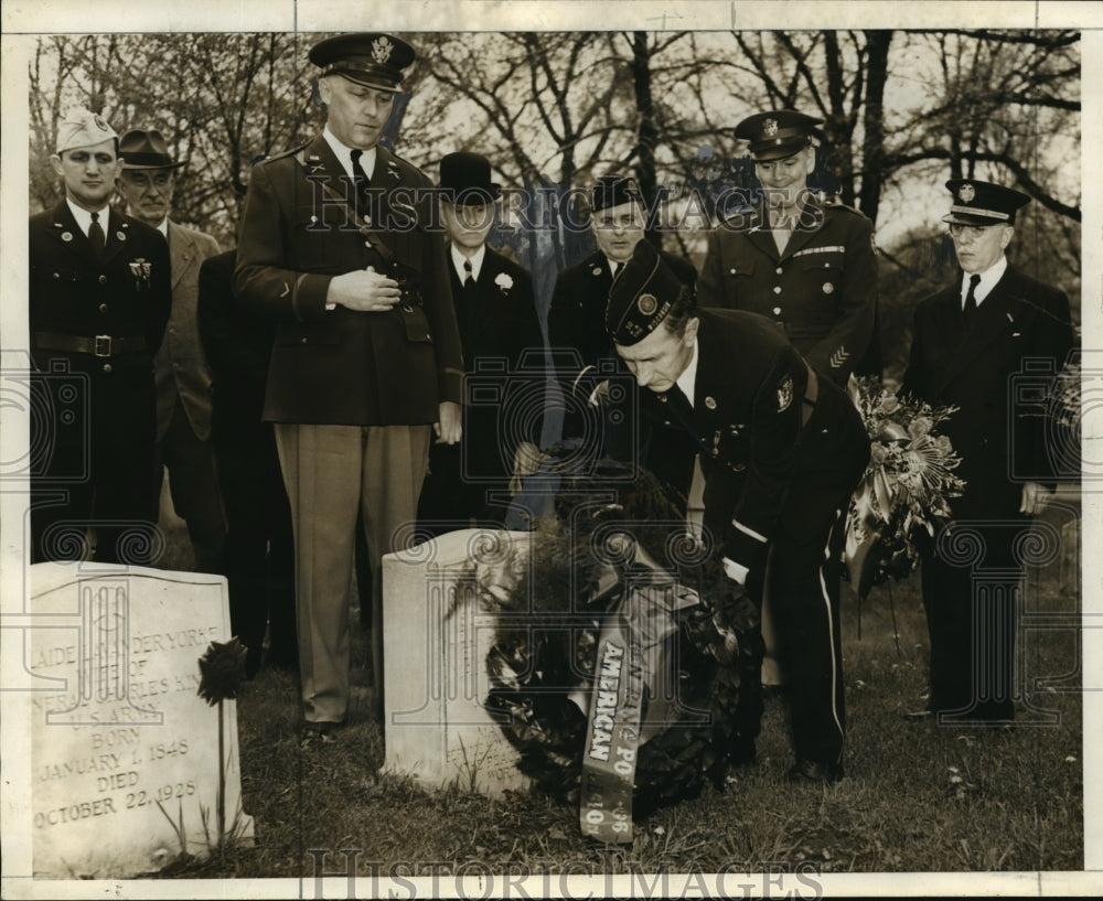 1943 Press Photo Wreaths laid on the graves of Gen Charles King &amp; Gen William - Historic Images