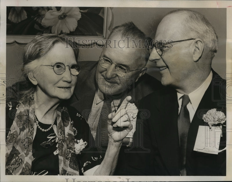 Load image into Gallery viewer, 1952 Press Photo Mary Mueller w/ William C Redeen &amp;Frazier D MacIver of Phoenix
