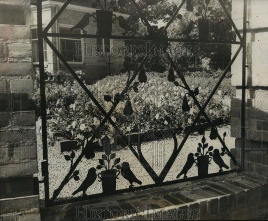 1959 Press Photo Black ornamental iron gates complete with heart & birds- Historic Images