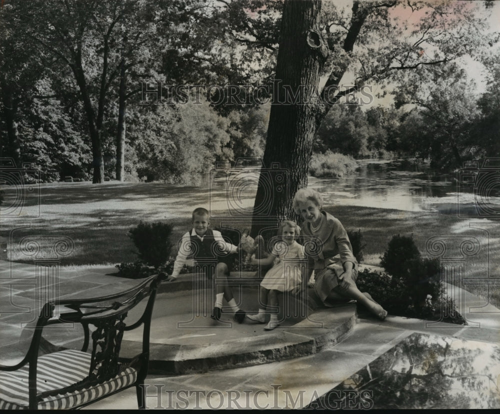 1959 Press Photo Mrs. Werner Lutz &amp; grandchildren Philip &amp; Lisa at round pool- Historic Images