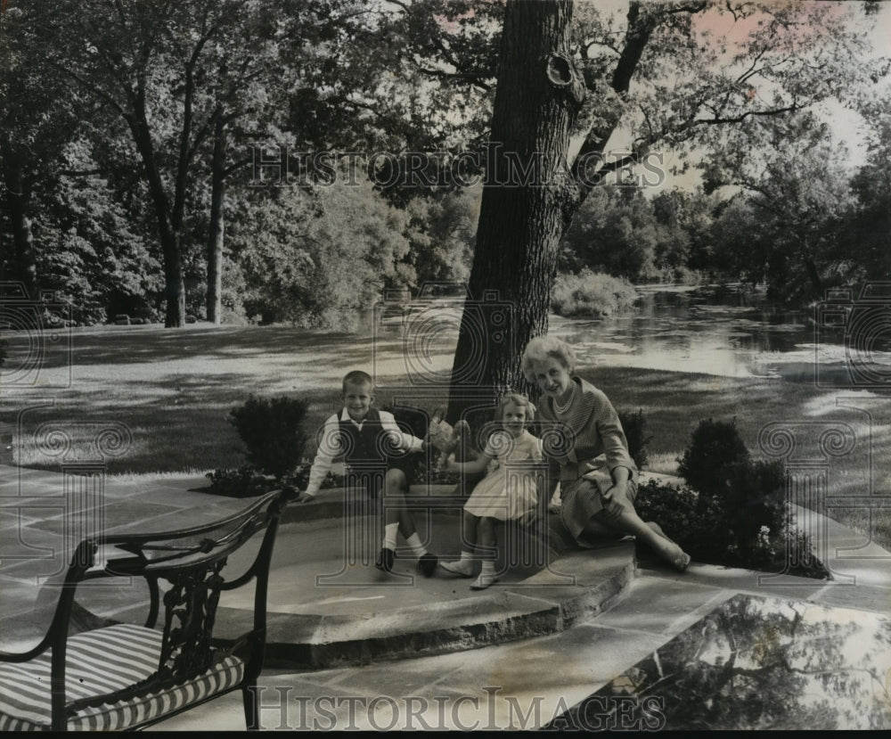 1959 Press Photo Mrs. Werner Lutz & grandchildren Philip & Lisa at round pool- Historic Images