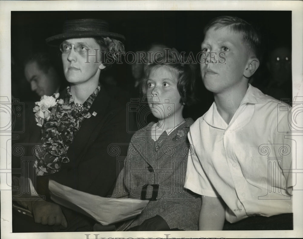 1938 Press Photo Mrs. Philip F. La Follette with her two children - mja16469