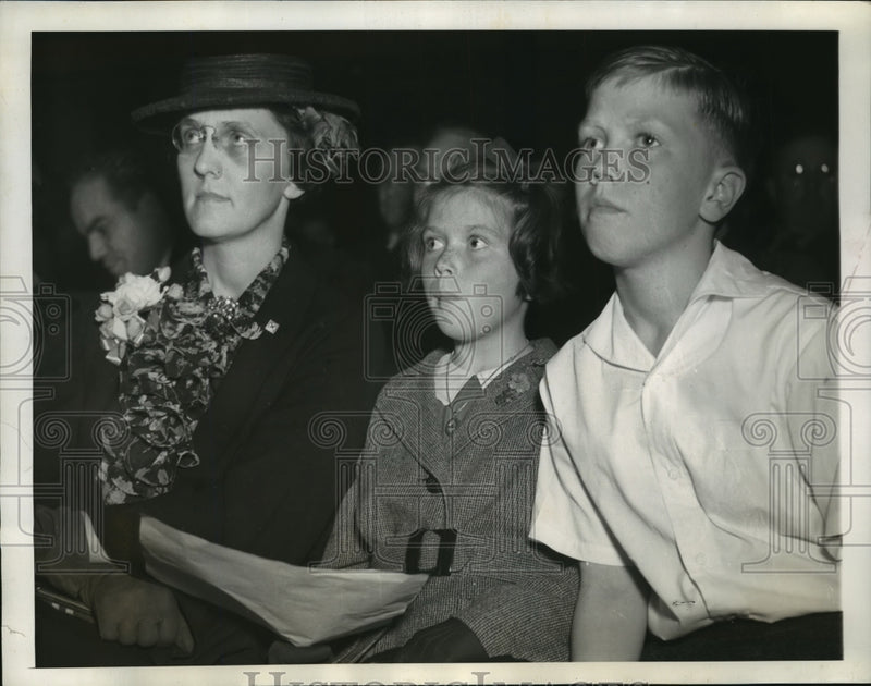 Load image into Gallery viewer, 1938 Press Photo Mrs. Philip F. La Follette with her two children - mja16469
