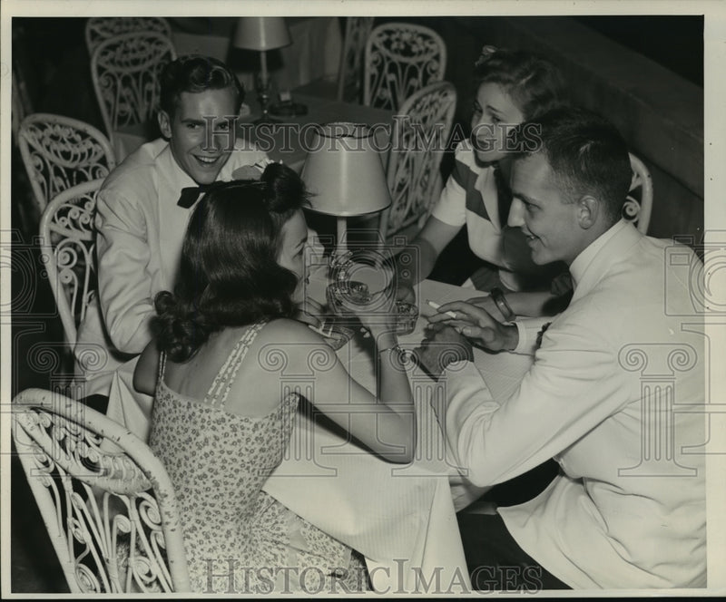 Load image into Gallery viewer, 1941 Press Photo Jane Zwicky and Jim Gridley, Milw. Society - mja16474
