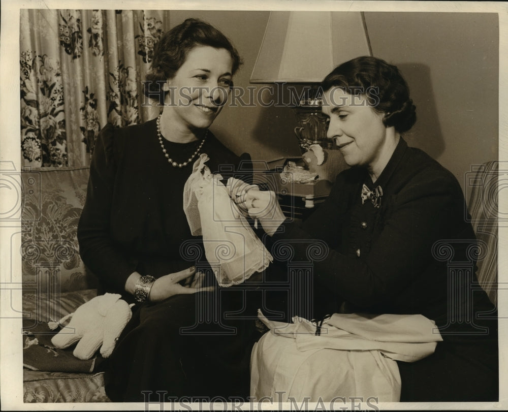 1940 Press Photo Mrs. Thomas S. O&#39;Malley and Mrs. Alfred Everett- Historic Images