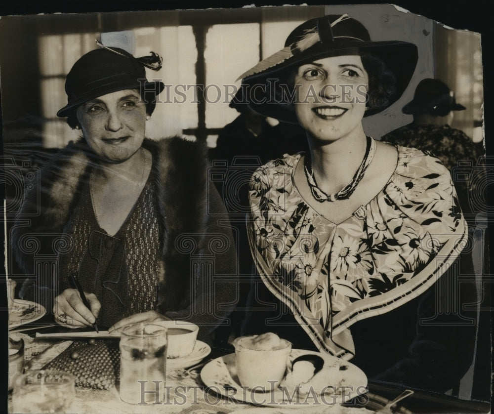 1934 Press Photo Mrs. Joseph Callan & Mrs. Roland Coerper at College club