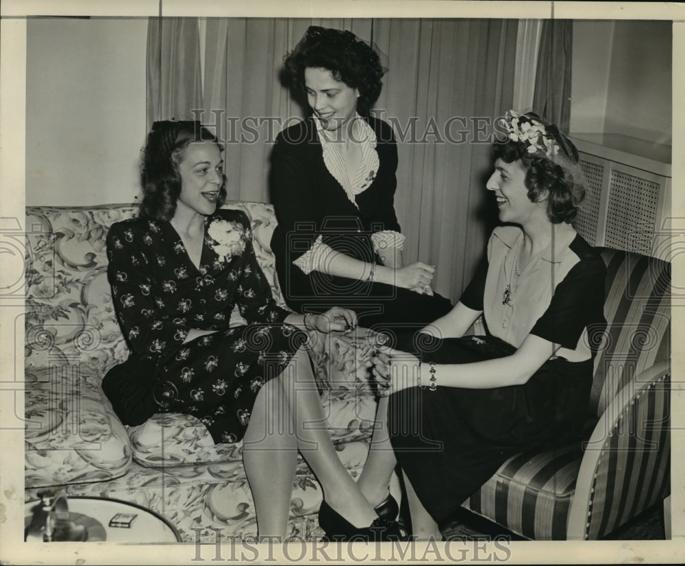 1944 Press Photo Mrs. James Klode, Mrs. Emil Hokanson and Mrs. Robert Bliffert- Historic Images