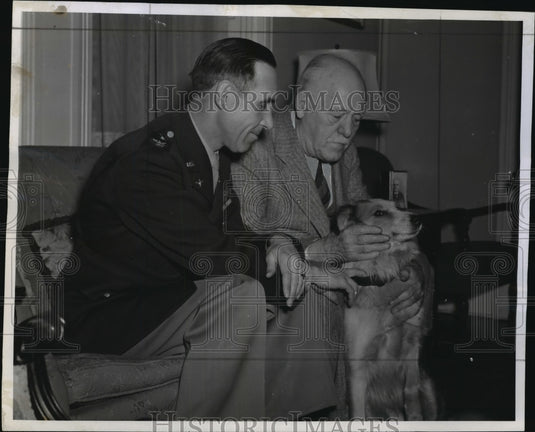 1944 Press Photo Walter S. Goodland and Col. Fay O. Dice with pet "Tippy"- Historic Images