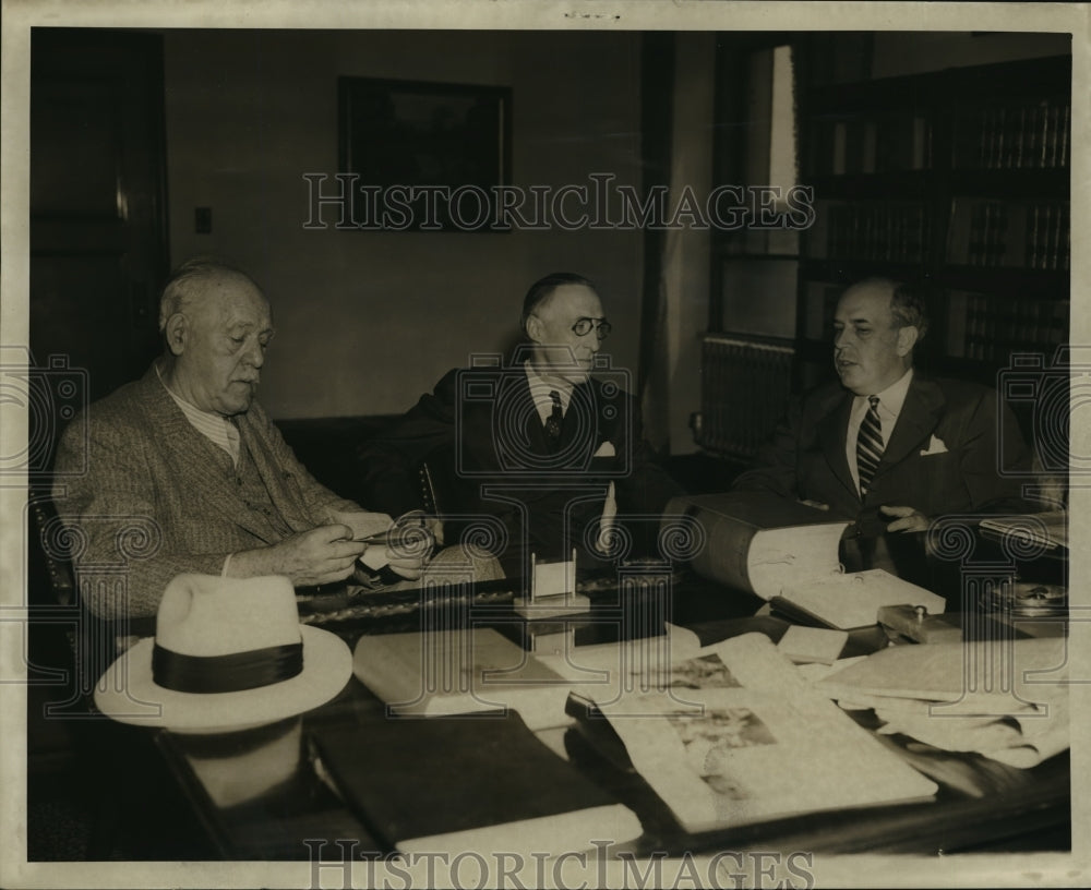 1943 Press Photo Gov.Goodland confers with Dist. Atty James Kerwin and Don Allen- Historic Images