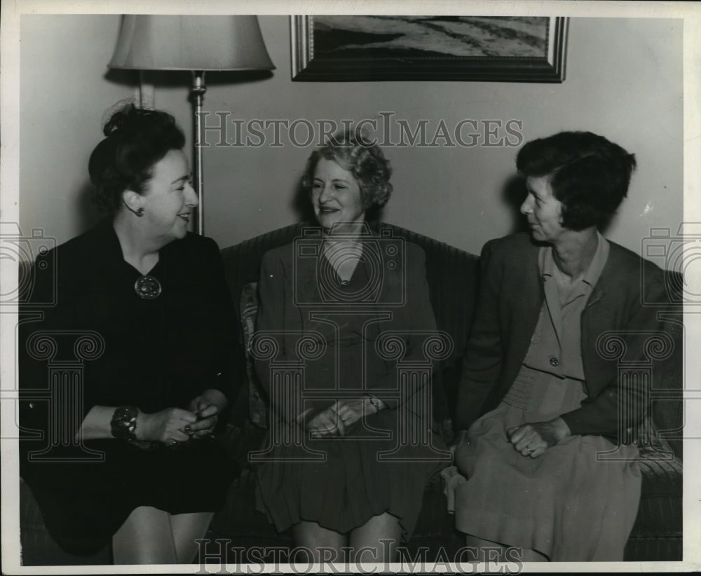 1943 Press Photo Mrs SW Fitzgerald, Mrs Walter Goodland, Mrs Carl T Bong- Historic Images