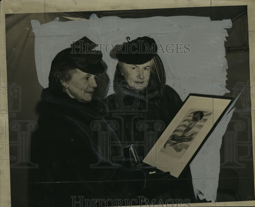 1948 Press Photo Mrs. Mackie &amp; Mrs. Martin Fladoes admire Gen. Mitchell portrait- Historic Images