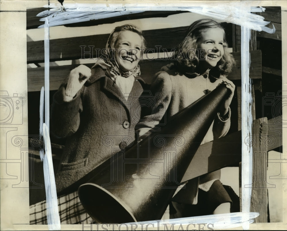 1939 Press Photo Kathryn Gage &amp; Nancie Ellis cheers for Milwaukee Co Day School- Historic Images