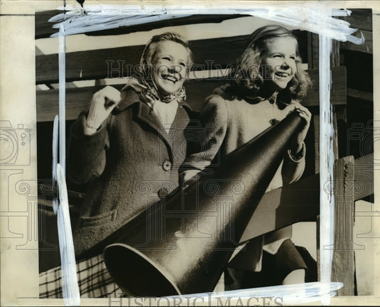 1939 Press Photo Kathryn Gage & Nancie Ellis cheers for Milwaukee Co Day School- Historic Images