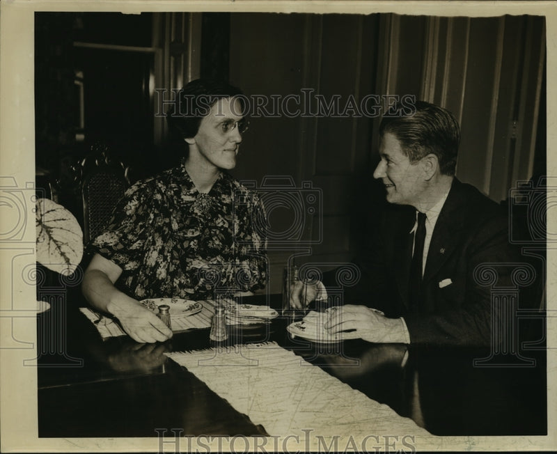 Load image into Gallery viewer, 1938 Press Photo Gov Phillip LaFollette &amp; wife - mja16739
