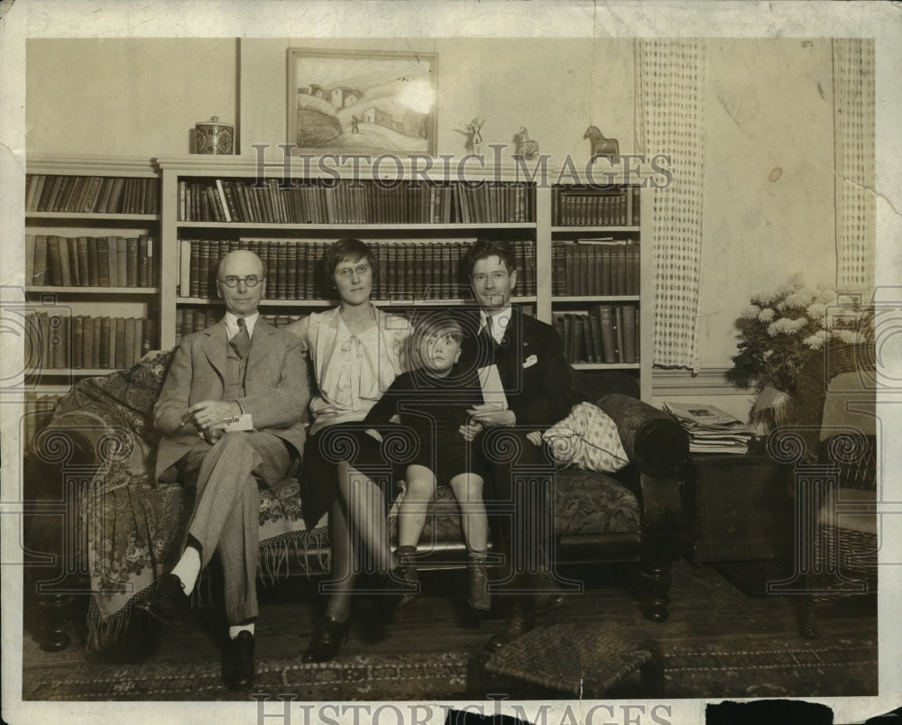 1930 Press Photo Atty Alfred Rogers, Mr & Mrs Bob LaFollet & son Bob III