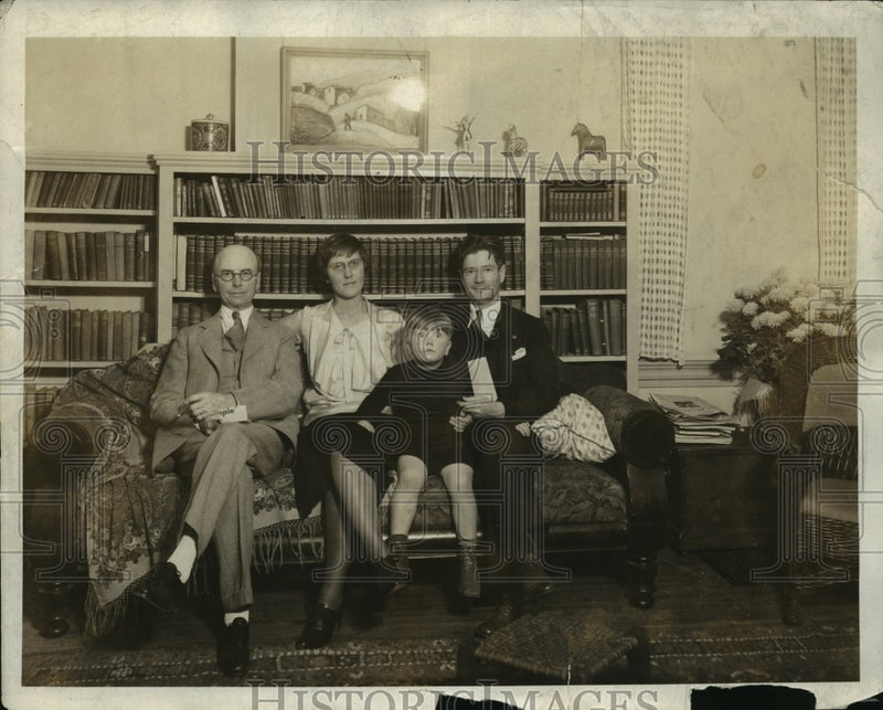 Load image into Gallery viewer, 1930 Press Photo Atty Alfred Rogers, Mr &amp; Mrs Bob LaFollet &amp; son Bob III

