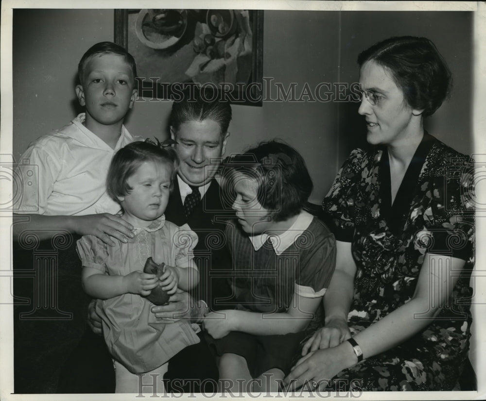 1938 Press Photo Gov & Mrs Phillip LaFollette w/ children Robert III, Isabel