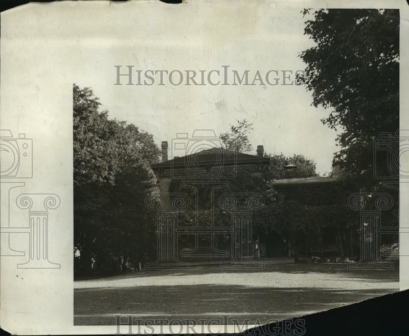 Load image into Gallery viewer, 1930 Press Photo Gov Phillip LaFollette's home - mja16753
