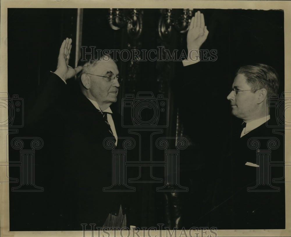  Press Photo Gov Phillip LaFollette taking oath of office - Historic Images