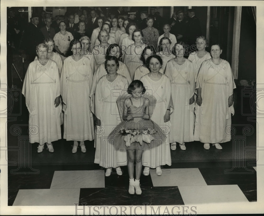 1937 Press Photo Zernah lodge members of Fond du Lac, Wis. forming double cross