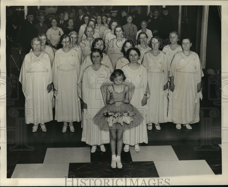 Load image into Gallery viewer, 1937 Press Photo Zernah lodge members of Fond du Lac, Wis. forming double cross
