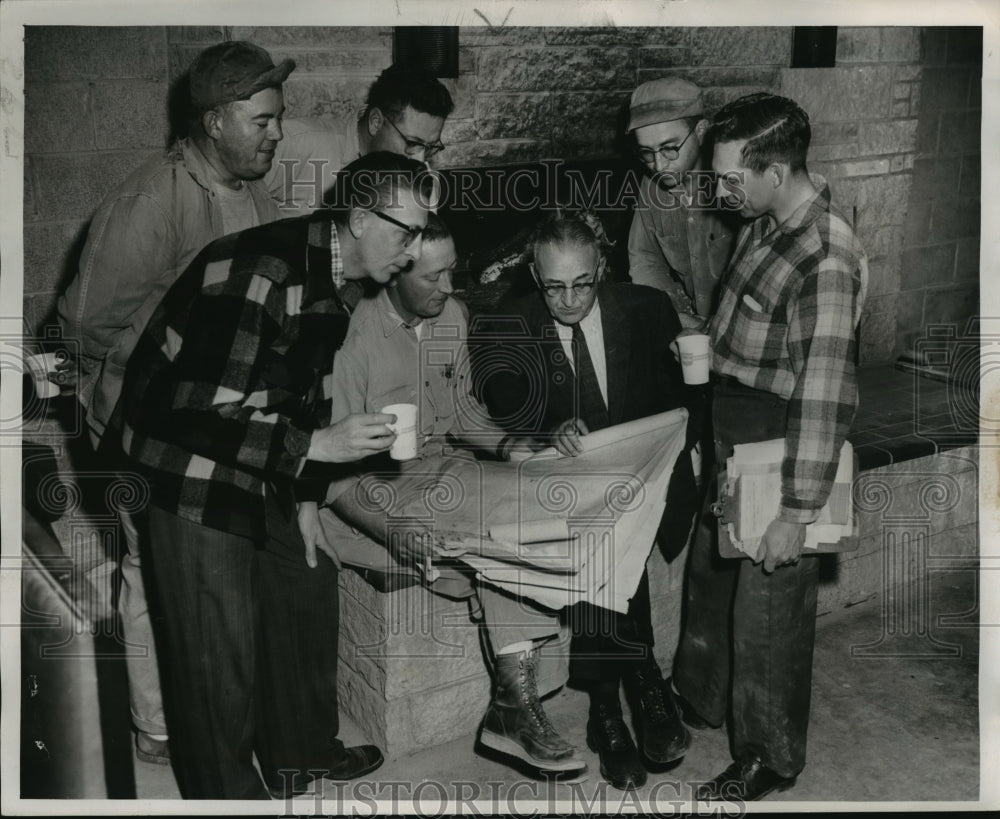 1951 Press Photo Seven members of building corporation hold an informal meeting- Historic Images