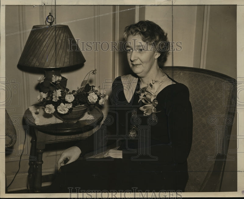 Load image into Gallery viewer, 1933 Press Photo Miss Neva Douglas - mja16873
