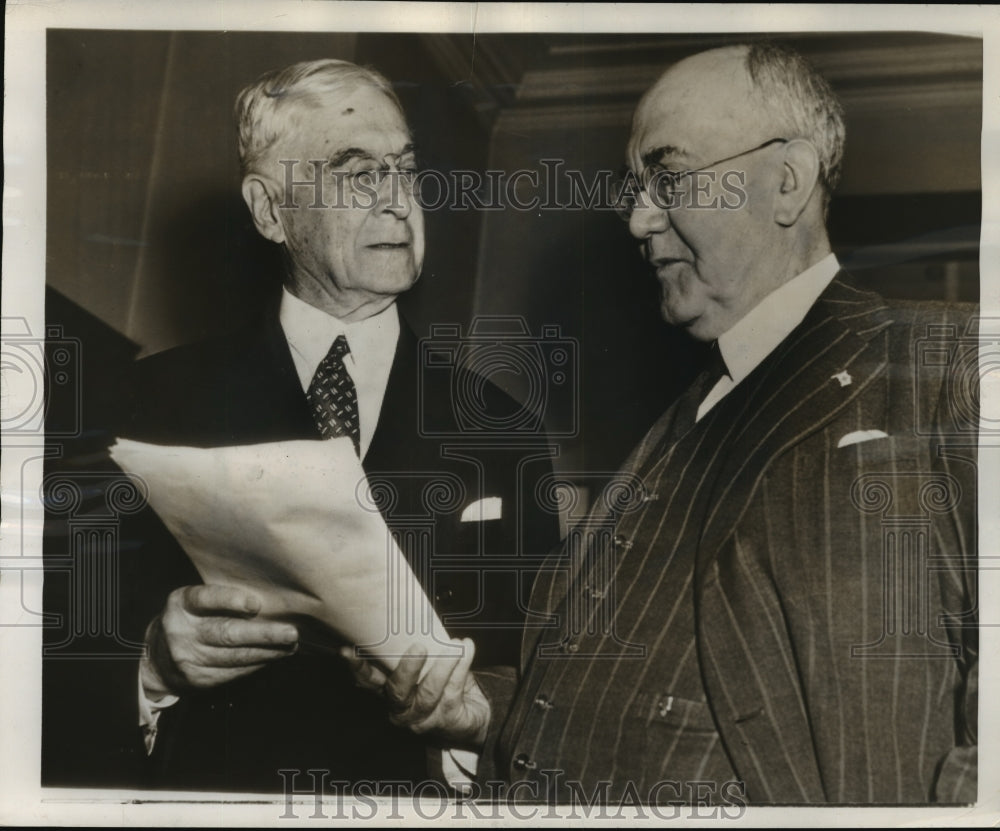 1946 Press Photo Bernard M Baruch conferring with Rep Bert Spence- Historic Images