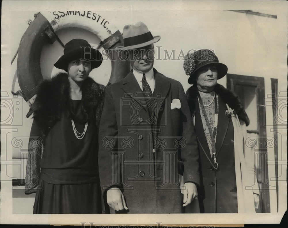 1923 Press Photo Mr &amp; Mrs Bernard Baruch w/ daughter Rene returning from Abroad- Historic Images