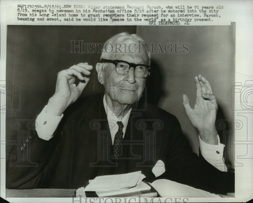 1961 Press Photo Elder statesman Bernard Baruch on 91st birthday in Manhattan- Historic Images