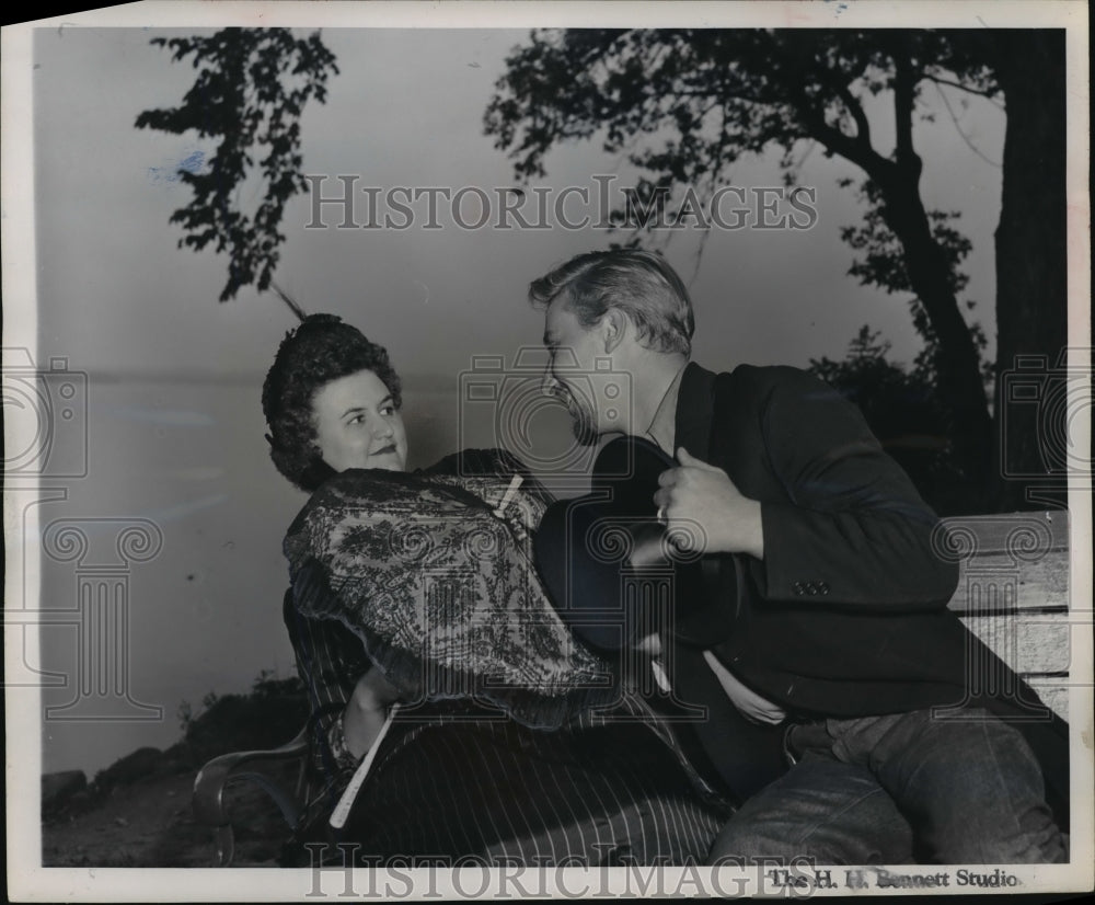  Press Photo Jim Popple in 1850 attire &amp; Helen Coffman as coy belle- Historic Images