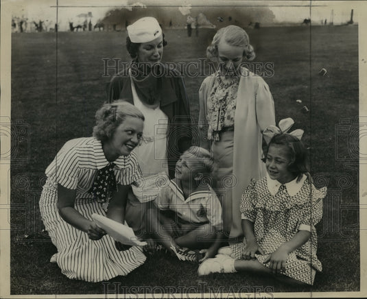1934 Press Photo Mrs. Arloene Brown & others rehearse for Milwaukee pageant- Historic Images