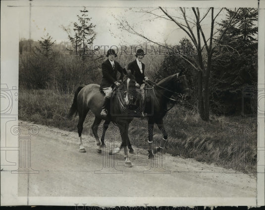 1934 Press Photo Equestrienne, Mrs Walter Lindsay & Ms Elsa Mueller - mja17039- Historic Images
