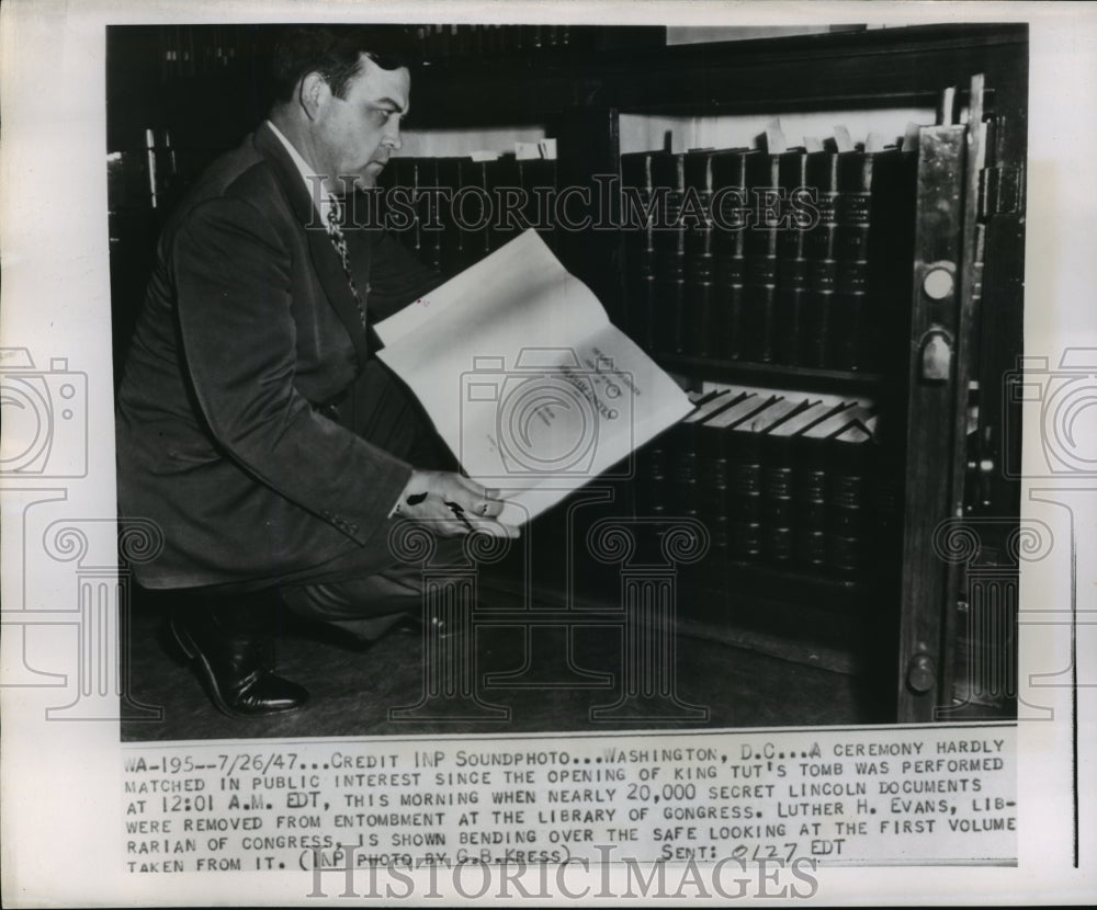 1947 Press Photo Luther Evan examines secret Lincoln documents at Library of Cng- Historic Images