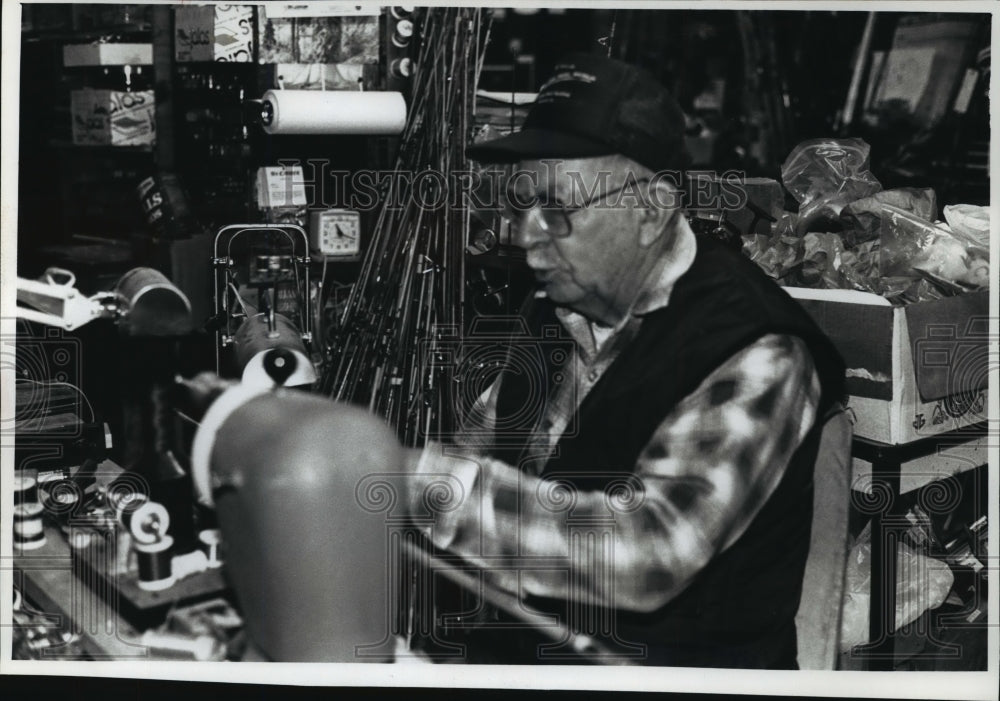 1990 Press Photo Silo Rod and Reel Repair owner Joe Naylor in his Waupaca Shop- Historic Images