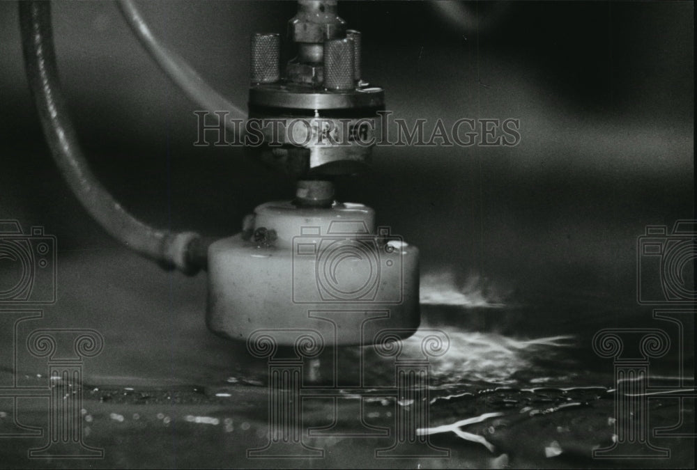 1994 Press Photo A waterjet cutting device by Vulcan Waterjet Cutting Services- Historic Images