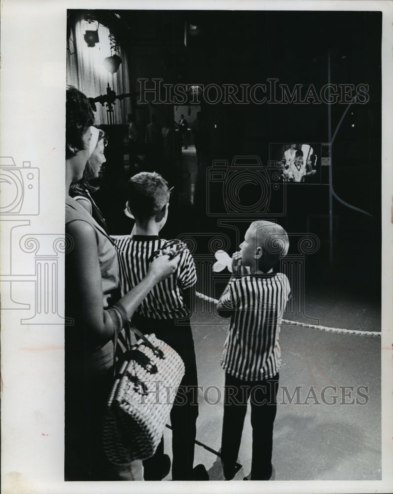 1966 Press Photo Michael Frede, Peter, Cynthia with mother Mrs. Robert Frede- Historic Images