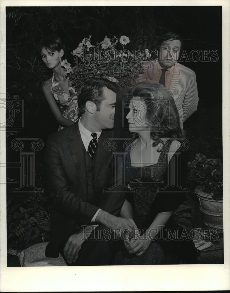 1968 Press Photo Lorinne Vozoff &amp; others star at Noel Coward&#39;s &quot;Private Lives&quot;- Historic Images