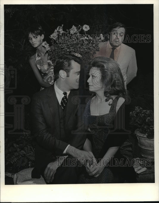 1968 Press Photo Lorinne Vozoff & others star at Noel Coward's "Private Lives"- Historic Images
