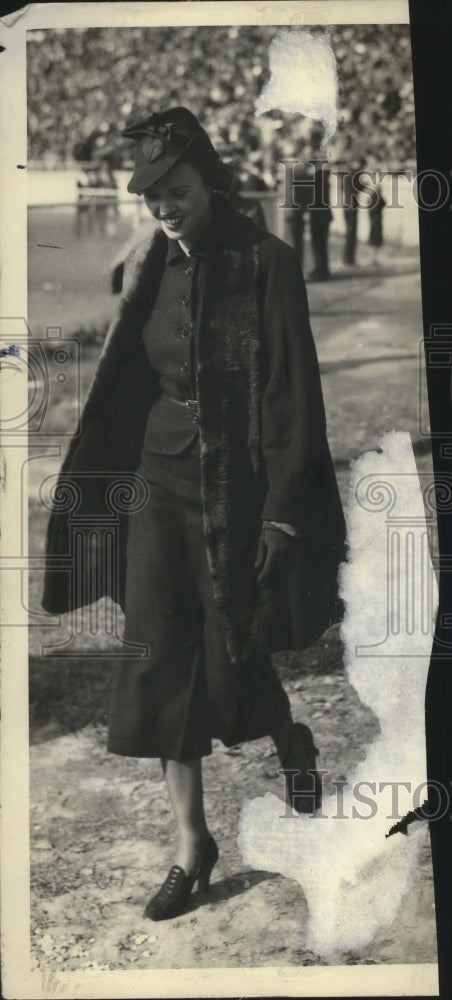 1936 Press Photo Mrs John Dunlap at stadium to watch Golden Avalanche- Historic Images