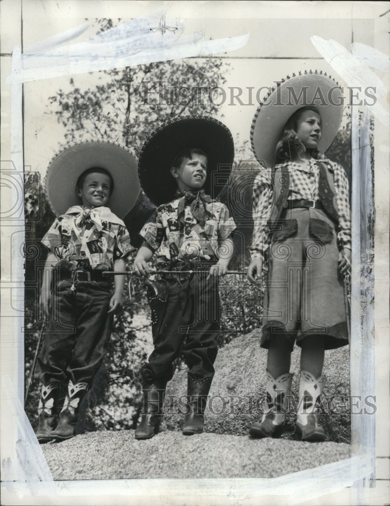 1940 Press Photo Lorna Gallun &amp; brothers playing cowboy at Pine Lake- Historic Images