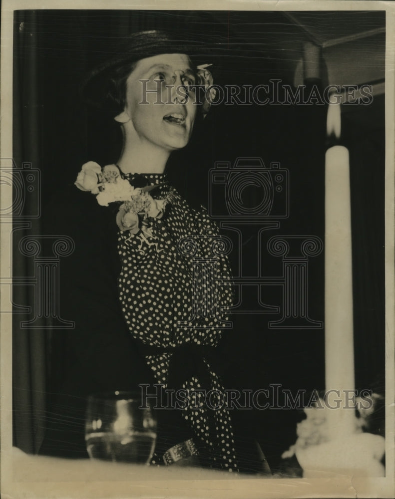 1938 Press Photo Mrs Phil LaFollette speaking at a dinner party - mja17395