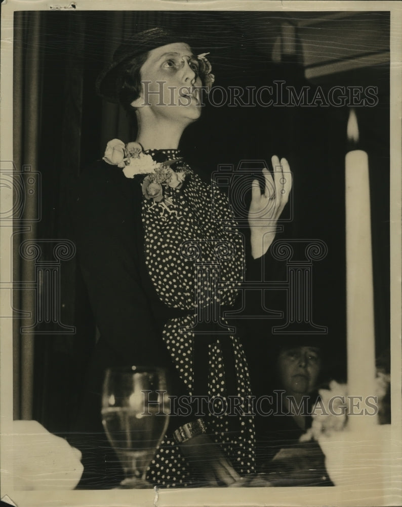 Load image into Gallery viewer, 1938 Press Photo Mrs Phil LaFollette at Progressive Party dinner at Pfister Hote
