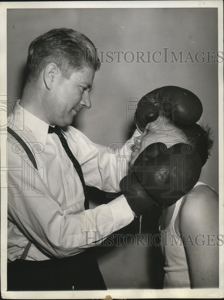 1938 Press Photo Gov Philip F LaFollette sparring with his son Robert III