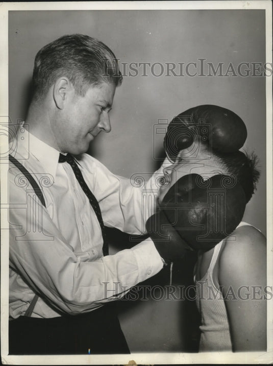 1938 Press Photo Gov Philip F LaFollette sparring with his son Robert III