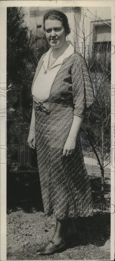 1933 Press Photo Mrs. William A. Bowers in the garden of her home in Shorewood - Historic Images