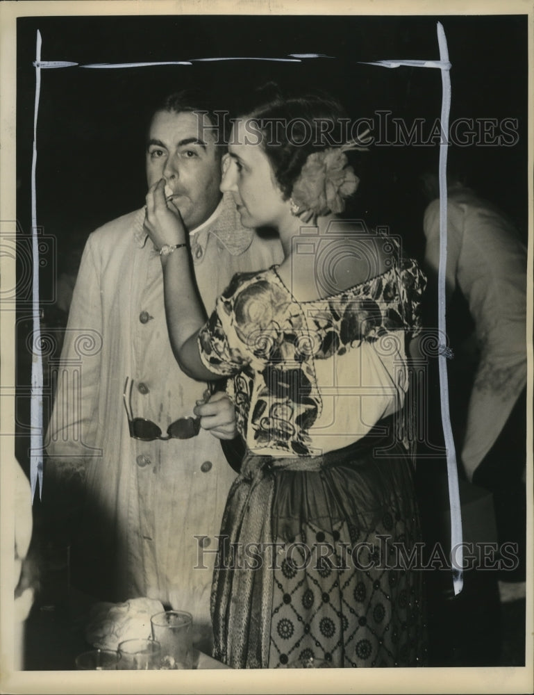 1939 Press Photo Mr. and Mrs. Gardner Dalton, In My Merry Oldsmobile- Historic Images