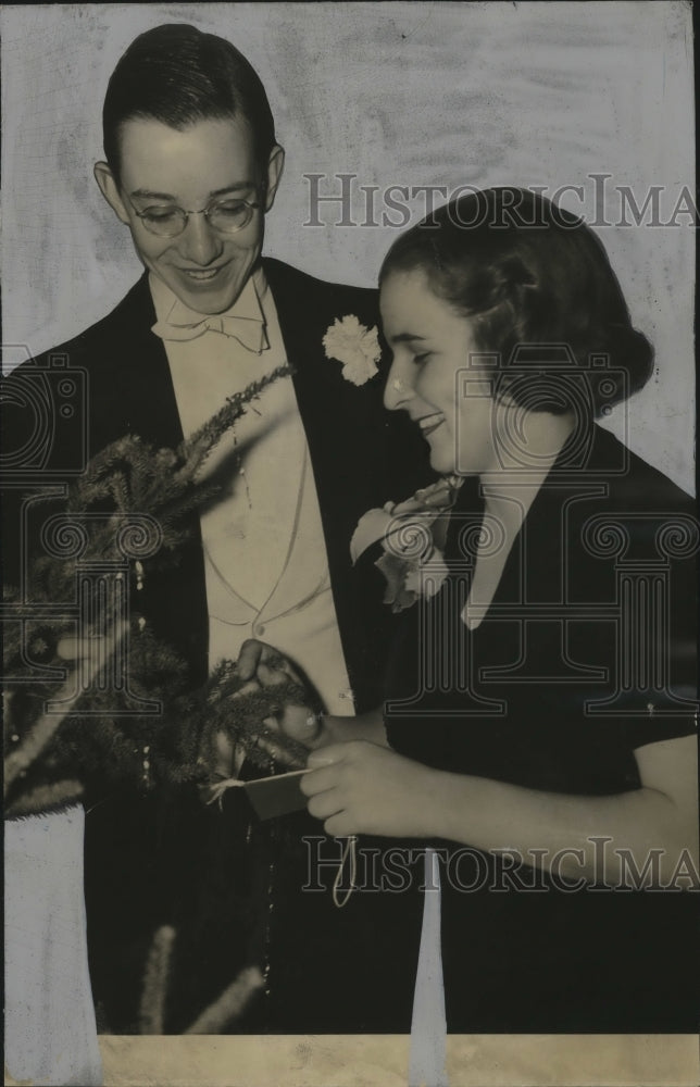 Load image into Gallery viewer, 1938 Press Photo Ralph Inbusch &amp; Mary Manegold daughter of Mr &amp; Mrs Robert
